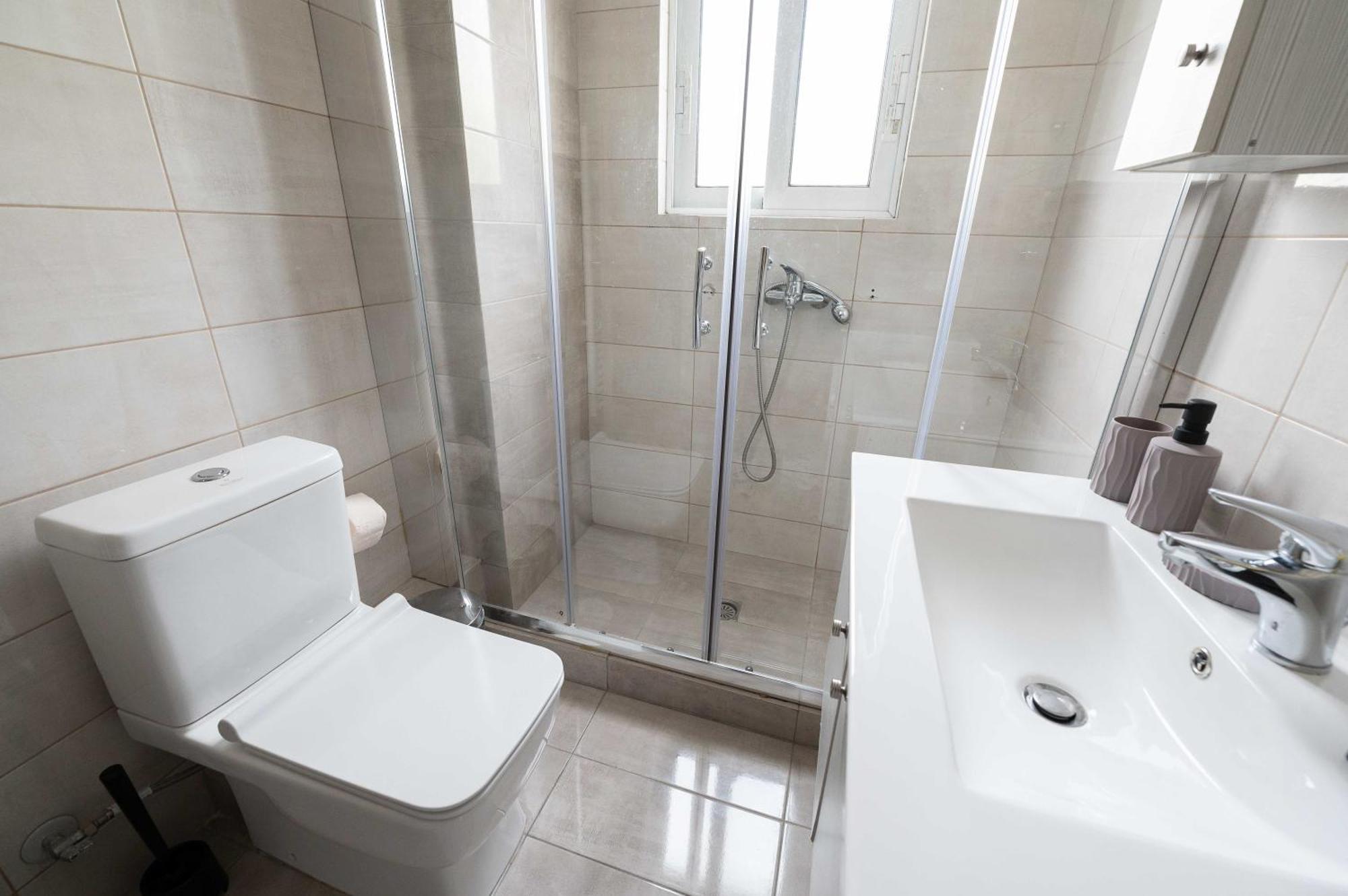 Modern Spacious Apartment Located In Pireusz Kültér fotó
